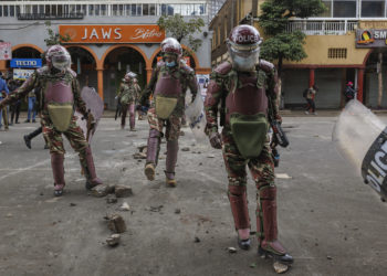 Kenyan anti-riot police clear a barricade from the street after repelling protestors along Moi avenue during demonstrations called after a nationwide deadly protest against a controversial now-withdrawn tax bill left over 20 dead in downtown Nairobi, on June 27, 2024. Kenyans are preparing to take to the streets on Thursday for a white march the day after President William Ruto announced the withdrawal of the draft budget providing for tax increases, at the origin of a protest which foundered in murderous violence. (Photo by Tony KARUMBA / AFP)