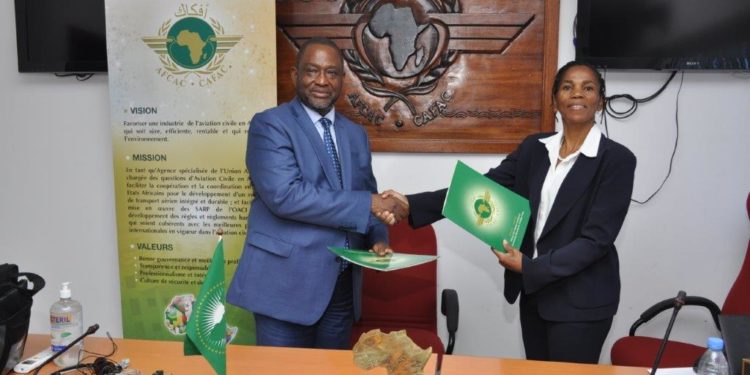 Abdérahmane Berthé, AFRAA’s Secretary General and Ms. Angeline Simana, AFCAC’s Ag. Secretary General during the MOU signing